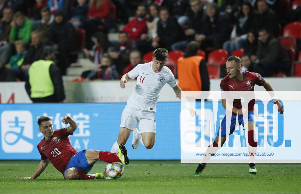 Mason Mount of England tackled by Lukas Masopust of Czech Republic during the UEFA EURO, EM, Europameisterschaft,Fussball 2020 Qualifying match at the Sinobo Stadium, Prague. Picture date: 11th October 2019. Picture credit should read: David Klein Sportimage . SPI-0252-0069