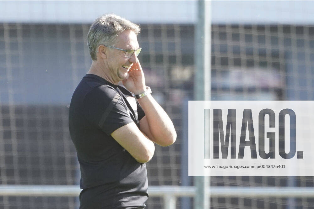 Fussball - 2. Fussball-Bundesliga - Saison 2019 2020 - 1. FC Nürnberg Nuernberg FCN Club - Training - - Soccer 2 Soccer Bundesliga Season 2019 2020 1 FC Nuremberg Nuremberg FCN Club, Deutschland, Nuernberg, Sportpark Valznerweiher - Damir Canadi, Trainer DFL REGULATIONS PROHIBIT ANY USE OF PHOTOGRAPHS AS IMAGE SEQUENCES AND OR QUASI-VIDEO.