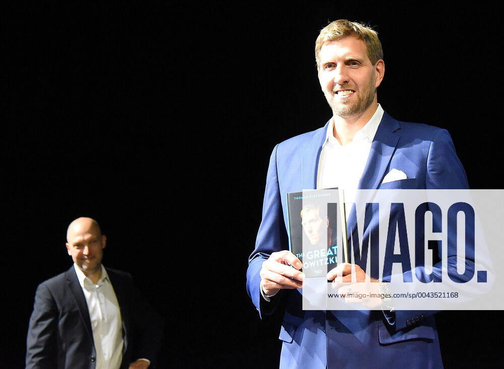 Basketball Buchmesse, Dirk Nowitzki Team - Buchvorstellung The Great Nowitzki, v.l. Autor Thomas Pletzinger, Dirk Nowitzki Frankfurt