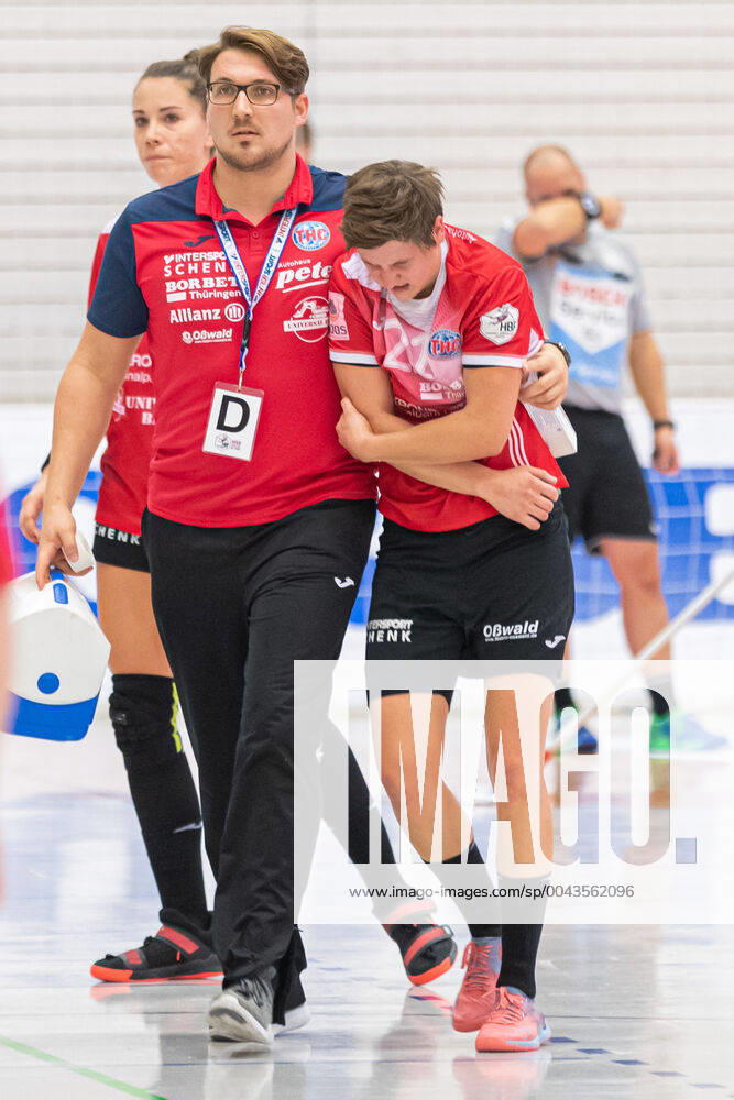 Ina Großmann (Thüringer HC, 21) wird nach einem Sturz auf den Ellenbogen von Marc Schallert vom Feld gebracht; verletzt, Verletzung, injured, 16.10.2019, Erfurt (Deutschland), Handball, 1. Bundesliga Frauen, Thüringer HC - Buxtehuder SV