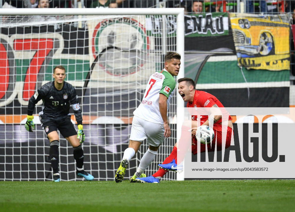 KW42 beim Kopfballduell, Zweikampf, Aktion Florian Niederlechner FC Augsburg FCA gegen Niklas Süle FC Bayern München FCB verletzt Verletzung bei Süle, der vom Platz muss FC Augsburg FCA vs FC Bayern München FCB 19.10.2019 DFL REGULATIONS PROHIBIT ANY USE OF PHOTOGRAPHS AS IMAGE SEQUENCES AND OR QUASI-VIDEO FC Augsburg FCA vs FC Bayern München FCB