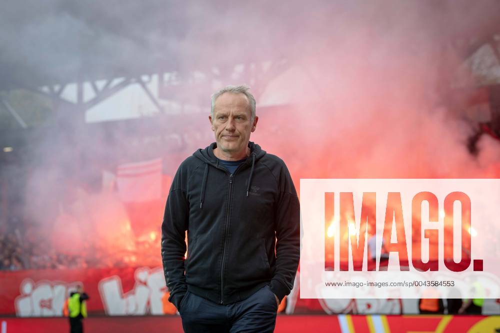 KW42 Fußball Berlin 19.10.2019 1. Bundesliga DFL Saison 2019 2010 Union Berlin - SC Freiburg Christian Streich (Freiburg, Trainer) beschwert sich bei den eigenen Freiburger Fans über die Pyros