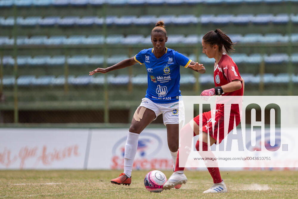 São José x Palmeiras VINHEDO, SP - 19.10.2019: SÃO JOSÉ X PALMEIRAS - Fernanda Tipa dispute played with goalkeeper Palmeiras, July. Paulista Women& 39;s Football Cup - Sao Jose and Palmeiras draw 1-1 in the return game, the result leads Palmeiras to the decision against the Sao Paulo team. The match took place this Saturday morning, October 19, in Vinhedo. (Photo: Van Campos Fotoarena) x1816159x VanxCampos