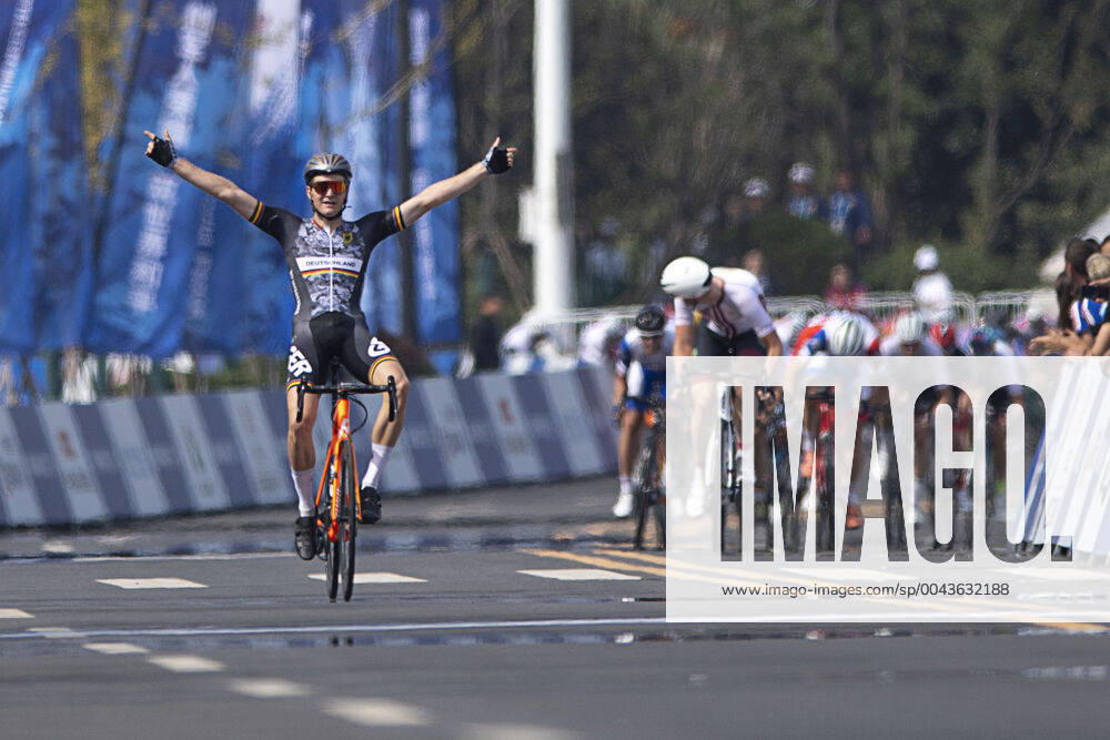 KW43 Militärweltspiele, Military World Games CISM in Wuhan, Patrick Haller siegt im Straßenradrennen (191021) -- WUHAN, Oct. 21, 2019 -- Patrick Joerg Haller of Germany celebrates during the men s individual road race final of cycling road at the 7th International Military Sports Council (CISM) Military World Games in Wuhan, capital of central China s Hubei Province, Oct. 21, 2019. ) (SP)CHINA-WUHAN-7TH MILITARY WORLD GAMES-CYCLING ROAD XiongxQi