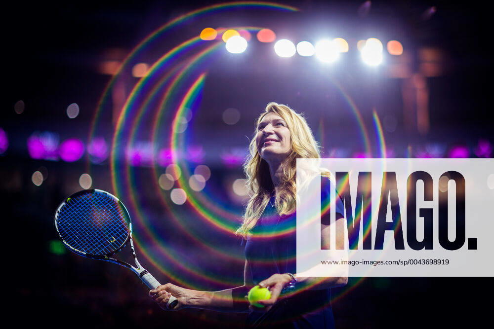 KW43 WTA-Turnier in Wuhan, Steffi Graf bringt den Pokal anlässlich der Eröffnungsfeier ZHUHAI, CHINA - OCTOBER 22: Former tennis player Steffi Graf attends opening ceremony on Day one of 2019 WTA, Tennis Damen Elite Trophy Zhuhai at Zhuhai Hengqin International Tennis Centre on October 22, 2019 in Zhuhai, Guangdong Province of China.