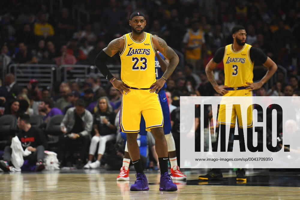 KW43 LOS ANGELES, CA - OCTOBER 22: Los Angeles Lakers Guard LeBron James (23) and Los Angeles Lakers Forward Anthony Davis (3) looks on during a NBA, Basketball Herren, USA game between the Los Angeles Lakers and the Los Angeles Clippers on October 22, 2019 at STAPLES Center in Los Angeles, CA. (Photo by Brian Rothmuller Icon Sportswire) NBA: OCT 22 Lakers at Clippers Icon191022018