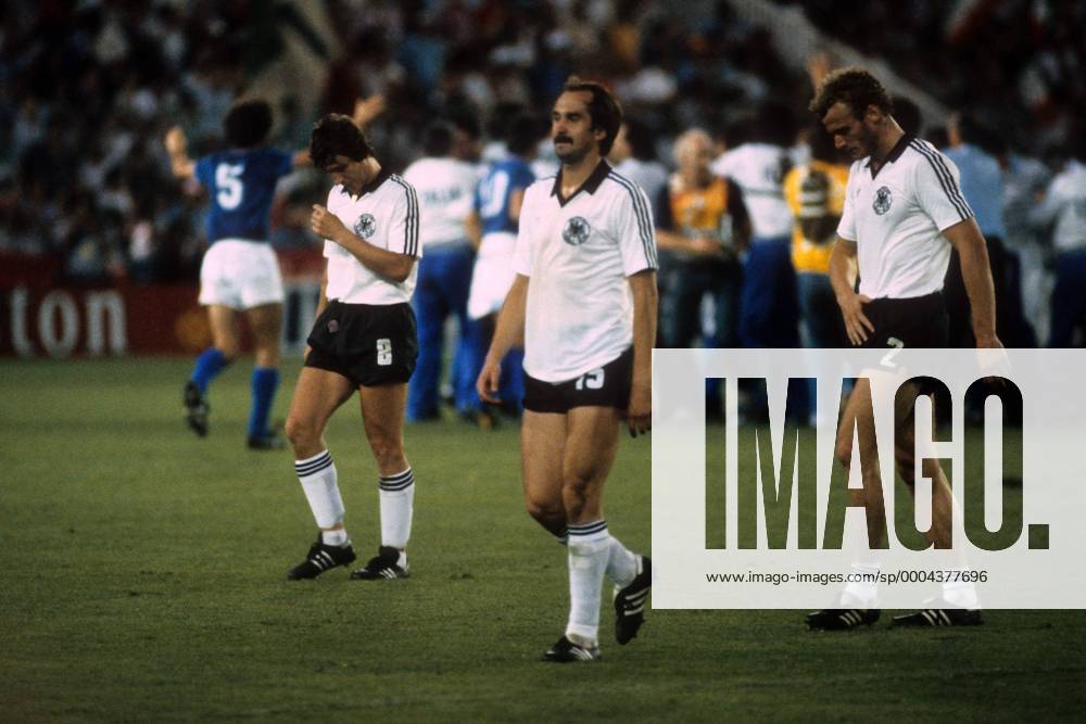 Uli Stielike (Mitte), Hans Peter Briegel (re.) und Klaus Fischer (alle BR Deutschland) enttäuscht Fußball WM Herren WM Finale 1982, Länderspiel, Nationalteam, Nationaltrikot, BRD Gruppe Madrid Enttäuschung,