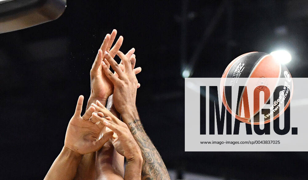 KW43 Fünf Hände und ein Ball ALBA Berlin - ZSKA Moskau Basketball, Euroleague, Gruppenphase, Vorrunde, Herren, Männer, Maenner, men, Saison 2019 2020 Berlin, 24.10.2019 Mercedes-Benz Arena