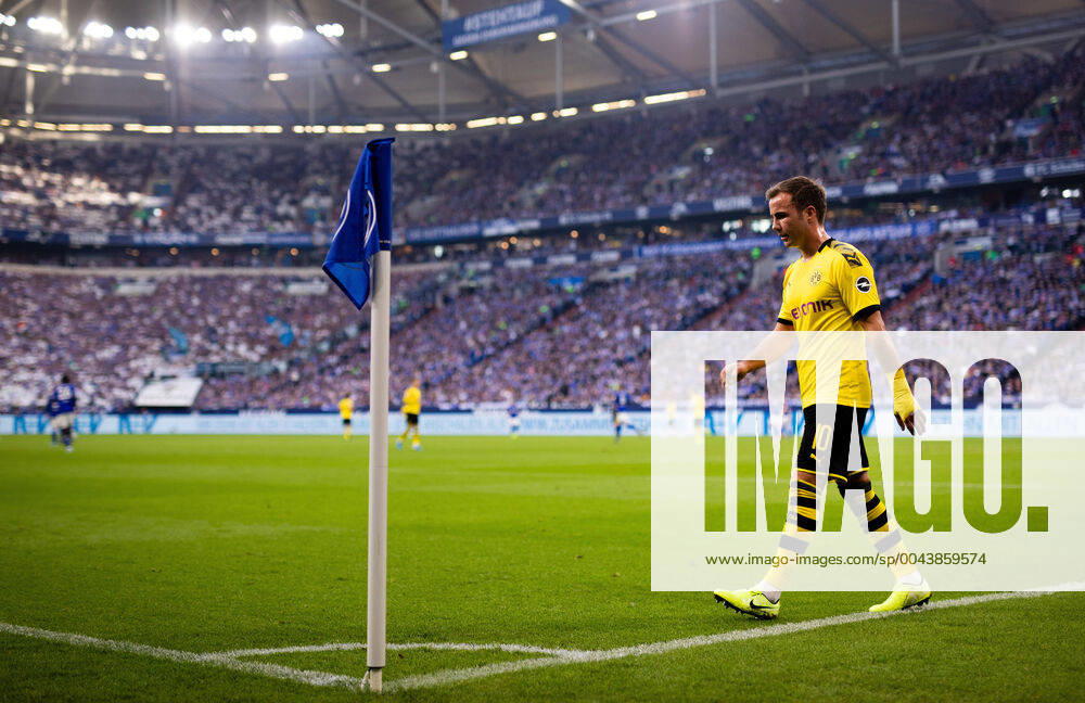 Bilder des Jahres 2019, Sport 10 Oktober Gelsenkirchen, 26.10.2019 Mario Götze (BvB) klatschte nach seiner Auswechslung nicht mit Thorgan Hazard (BvB) ab FC Schalke 04 - Borussia Dortmund DFL regulations prohibit any use of photographs as image sequences and or quasi-video