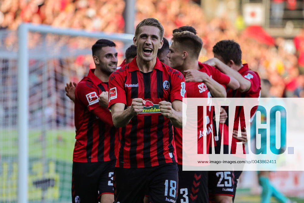 KW43 Fussball Bundesliga - 19 20 - SC Freiburg vs. RB Leipzig - 26-10-2019 Torjubel zum 2:0 durch Nils Petersen (SC Freiburg 18), beim Fussball Bundesliga Spiel zwischen dem SC Freiburg und RB Leipzig, am Samstag, den 26. Oktober 2019 im Schwarzwald-Stadion in Freiburg im Breisgau (Deutschland). DFL REGULATIONS PROHIBIT ANY USE OF PHOTOGRAPHS AS IMAGE SEQUENCES AND OR QUASI-VIDEO.