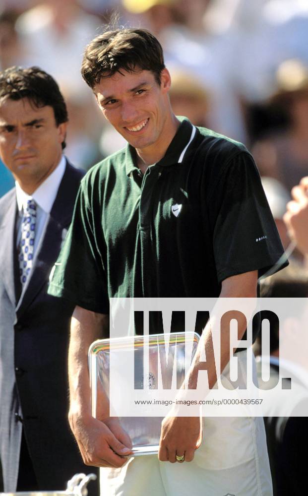 Michael Stich (Deutschland) mit der Trophäe für den Verlierer des Finales Tennis Herren French Open 1996, Grand Slam, ATP-Tour, Sand, Sandplatz, Sandplatztennis, Sandplatzturnier Einzelbild Roland Garros Paris