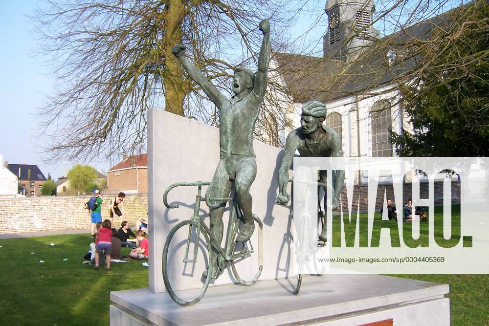 Radsportdenkmal in Ninove zu Ehren von Edgard De Caluwe (Belgien), Sieger der Flandernrundfahrt 1938 - Radsport Herren Flandernrundfahrt 2009, Flandern Rundfahrt, ProTour, Straßenradsport, Straße, Rad Einzelbild Ninove