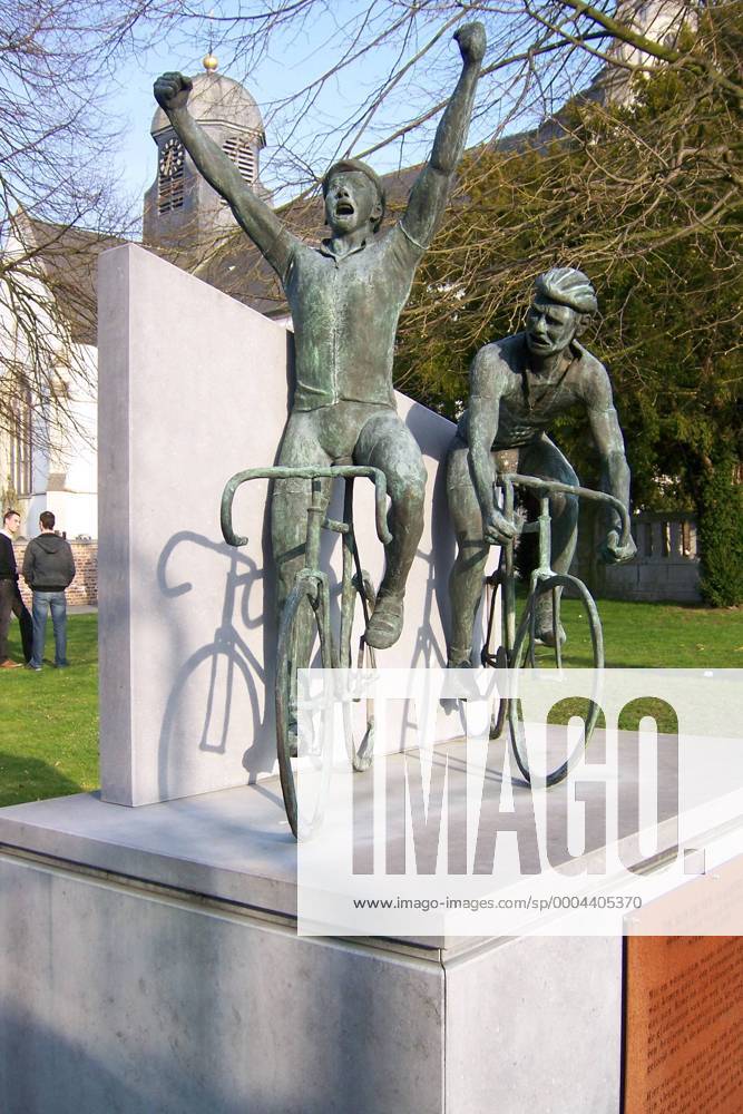 Radsportdenkmal in Ninove zu Ehren von Edgard De Caluwe (Belgien), Sieger der Flandernrundfahrt 1938 - Radsport Herren Flandernrundfahrt 2009, Flandern Rundfahrt, ProTour, Straßenradsport, Straße, Rad Einzelbild Ninove