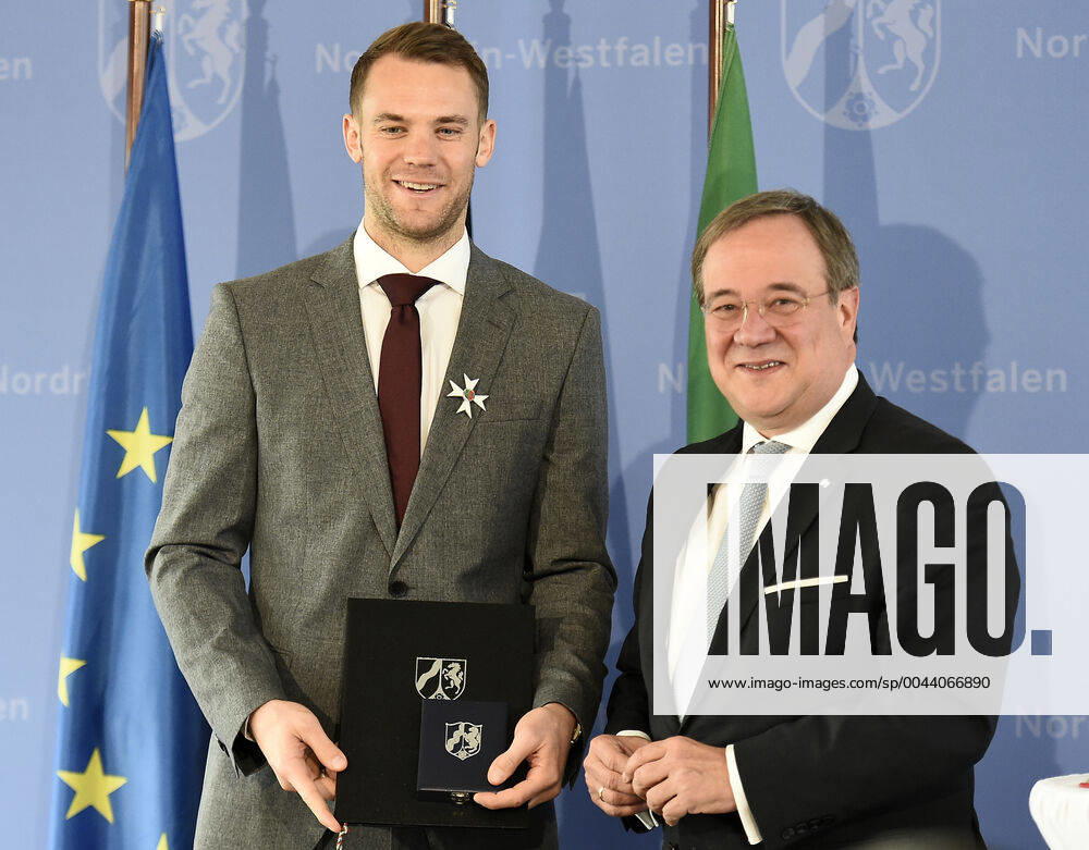 KW44 Bilder des Jahres 2019, Sport 10 Oktober Sport Bilder der Tages Verleihung des Verdienstordens des Landes Nordrhein-Westfalen an Manuel Neuer. Manuel Neuer,Torwart von Bayern München und der deutschen Nationalmannschaft bekam in der Staatskanzlei des Landes Nordrhein-Westfalen den Verdienstorden von NRW-Ministerpräsident Armin Laschet überreicht,fotografiert am 30.10.2019. Â