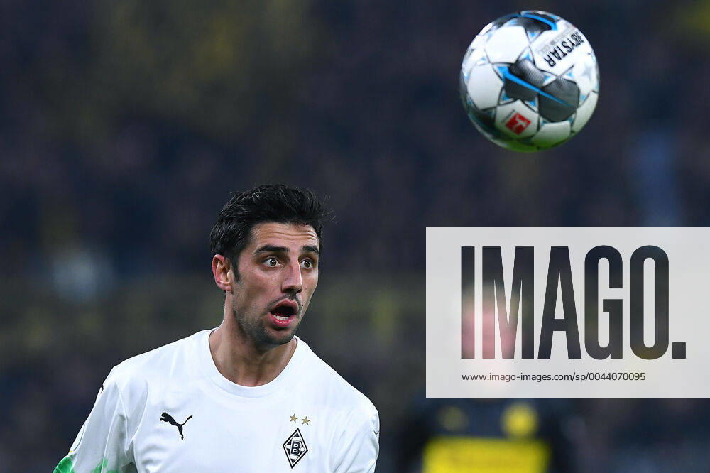 Bilder des Jahres 2019, Sport 10 Oktober Fußball DFB-Pokal 2. Runde Borussia Dortmund - Borussia Mönchengladbach am 30.10.2019 im Signal Iduna Park in Dortmund Lars Stindel ( Mönchengladbach ) DFB regulations prohibit any use of photographs as image sequences and or quasi-video.