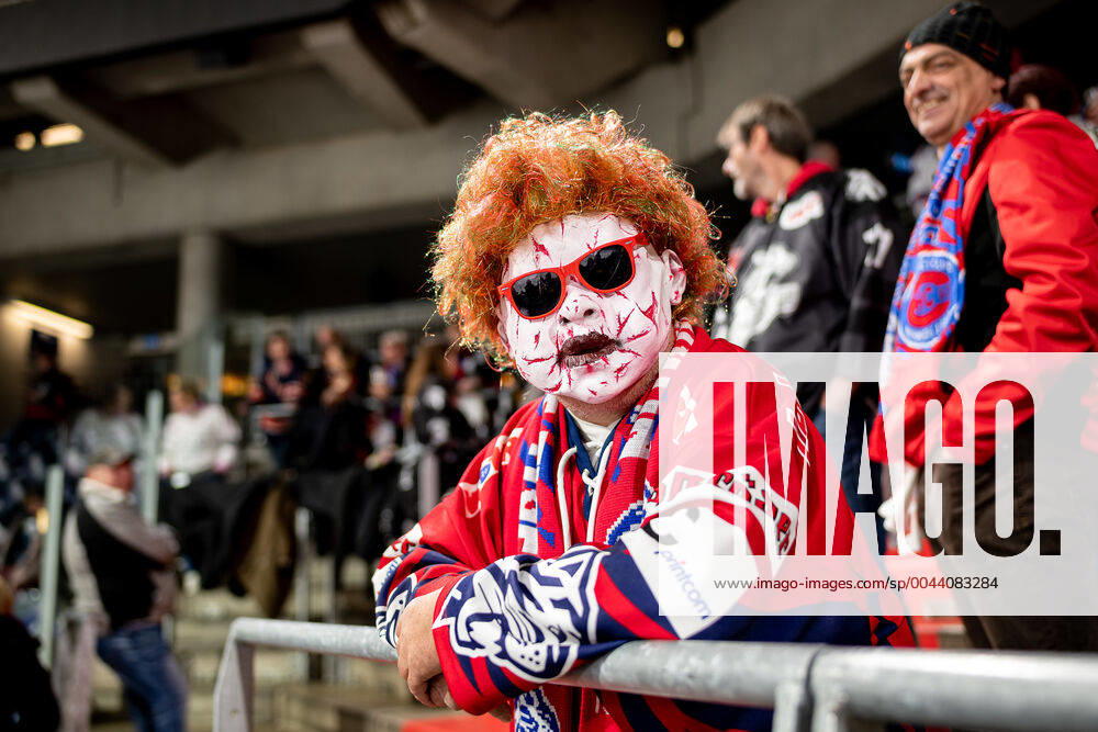 Bilder des Jahres 2019, Sport 10 Oktober 31.10.2019 - Eishockey - Saison 2019 2020 - DEL - 16. Spieltag: Thomas Sabo Ice Tigers Icetigers Nürnberg - Eisbären Berlin - ThHa - Impression Red Party verkleideter Fan