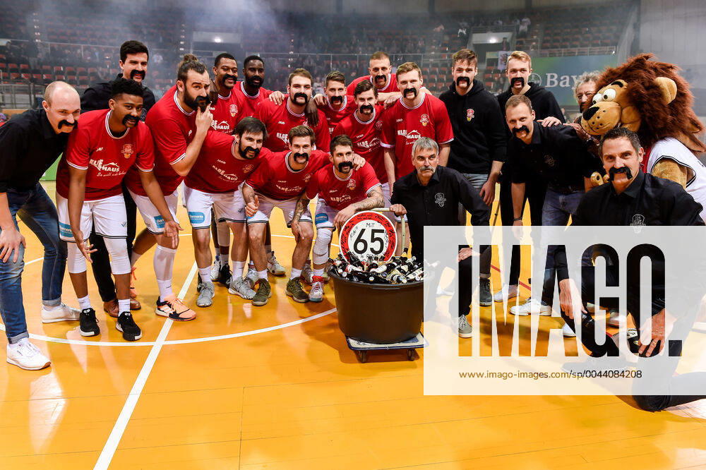 KW44 Bilder des Jahres 2019, Sport 10 Oktober 2. Barmer Basketball-Bundesliga ProA, Bayer Giants Leverkusen vs. Nuernberg Falcons BC; Leverkusen, 31.10.2019, Verabschiedung von Achim Kuczmann (Bayer Giants Leverkusen) Achim Kuczmann (Bayer Giants Leverkusen), 2. Barmer Basketball-Bundesliga ProA, Bayer Giants Leverkusen vs. Nuernberg Falcons BC am 31.10.2019 in der Ostermann Arena, Leverkusen, (Nordrhein-Westfalen)