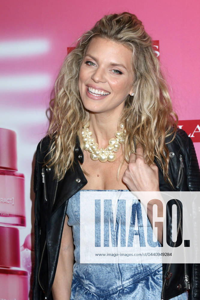 USA - Clarins New Product Launch Party - Los Angeles LOS ANGELES - MAR 15: AnnaLynne McCord at the Clarins New Product Launch Party on the Private Residence on March 15, 2024 in Los Angeles, CA Los Angeles CA USA