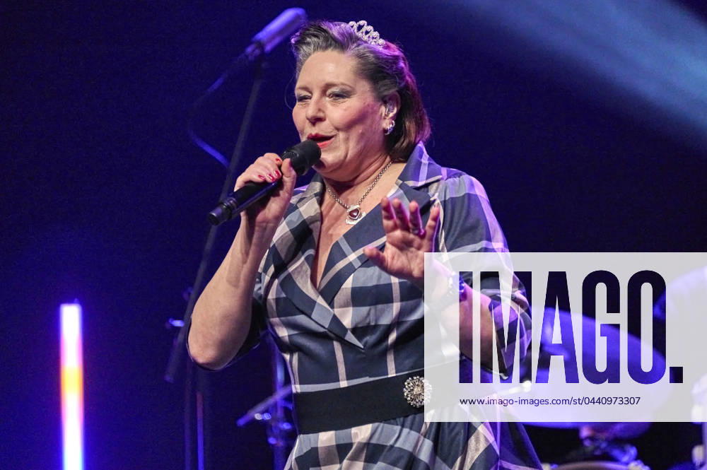 AnNa R. live bei einem Konzert ihrer König:in -Tour im Theater am Aegi . Hannover
