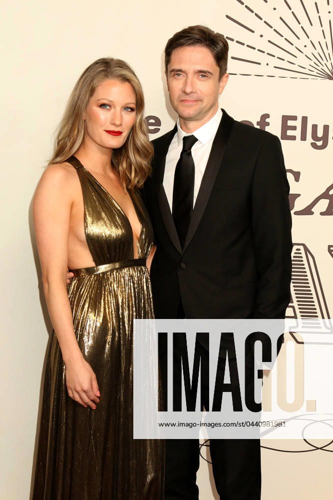 LOS ANGELES - JAN 6: Ashley Hinshaw, Topher Grace at the 2024 Art of Elysium HEAVEN Gala at the Wiltern Theater on January 6, 2024 in Los Angeles, CA. Los Angeles USA - ZUMAnc22 20240106_zaa_nc22_363
