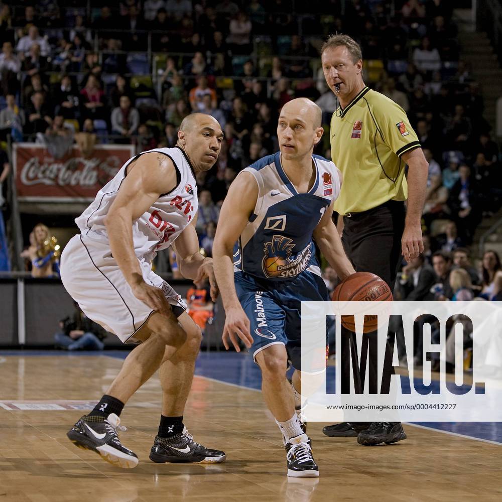 Pascal Roller (Frankfurt, re.) gegen Demond Greene (Bamberg) Basketball 1. BL Herren BBL 2008 2009, Deutsche Bank Skyliners Frankfurt - Brose Baskets Bamberg 60:67 Gruppe Frankfurt M.