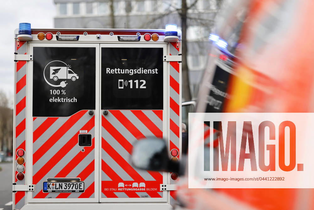 Ein Rettungswagen mit Notarzt steht in der Kölner Südstadt auf einem Rettungseinsatz. (Themenbild, Symbolbild). Köln, 18.03.2024 NRW Deutschland