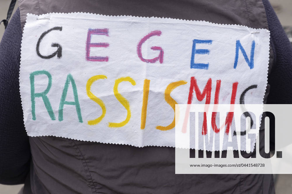 Unter dem Motto 15 vor 12 für Menschenwürde demonstrierten heute tausende Kölner am Rhein für Menschenwürde und gegen Rassismus, Rechtsextremismus und die AFD. Ein Sternmarsch aus verschieden Kölner Stadteilen traf sich an der Bastei. Um 15 Minuten vor 12 hatte heute in vielen Kölner Unternehmen die Arbeit geruht um ein Zeichen für Menschenwürde zu setzen. Hier die Gruppe die aus dem Stadtteil Nippes zum Rhein läuft auf dem Wilhelmplatz