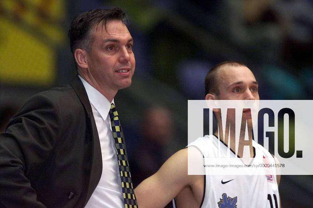 Trainer Gordon Herbert (li.) und Pascal Roller (beide Skyliners) angespannt Basketball 1. BL Herren BBL 2001 2002, Opel Skyliners Frankfurt Gruppe Ballsporthalle Frankfurt M. Spannung,