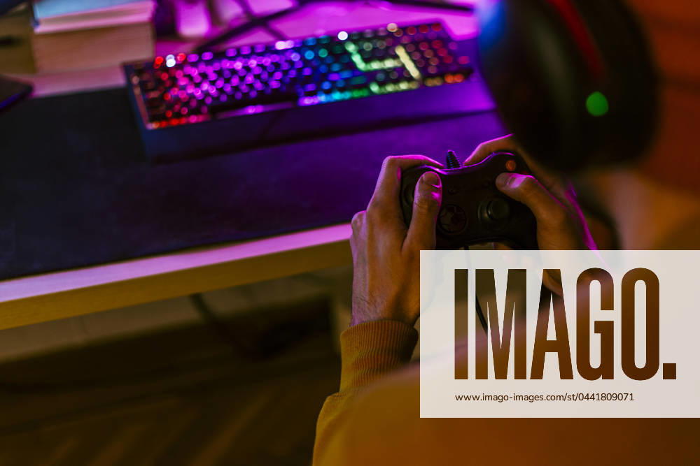 IMAGO Creative, Lifestyle, Gaming Gaming influencer playing video games using controller at home model released, Symbolfoto property released, EGHF00835