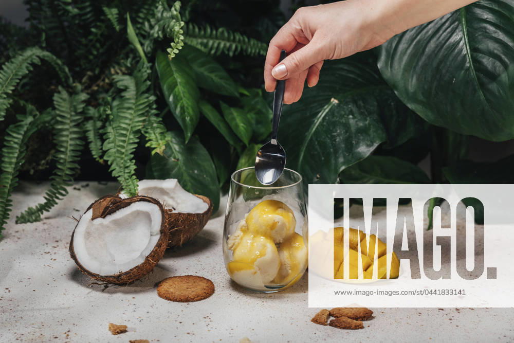 Hand of woman eating ice cream from glass model released, Symbolfoto, TILF00091