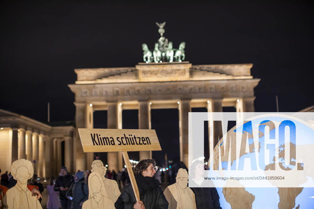 Earth Hour 2024: Licht am Brandenburger Tor erlischt für den Kl, Licht aus für den Klimaschutz. Das Brandenburger Tor in Berlin wurde im Rahmen der Earth Hour 2024 für eine Stunde in Dunkelheit gehüllt. Mit dieser symbolischen Aktion setzen Millionen Menschen weltweit ein Zeichen für mehr Nachhaltigkeit und fordern konsequentes Handeln gegen den Klimawandel, bereits zum 18 Mal. Mehr als 557 Städte haben an der bekannten WWF-Klimaschutzaktion teilgenommen. Berlin Berlin Deutschland