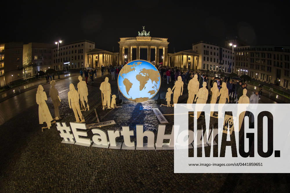 Earth Hour 2024: Licht am Brandenburger Tor erlischt für den Kl, Licht aus für den Klimaschutz. Das Brandenburger Tor in Berlin wurde im Rahmen der Earth Hour 2024 für eine Stunde in Dunkelheit gehüllt. Mit dieser symbolischen Aktion setzen Millionen Menschen weltweit ein Zeichen für mehr Nachhaltigkeit und fordern konsequentes Handeln gegen den Klimawandel, bereits zum 18 Mal. Mehr als 557 Städte haben an der bekannten WWF-Klimaschutzaktion teilgenommen. Berlin Berlin Deutschland
