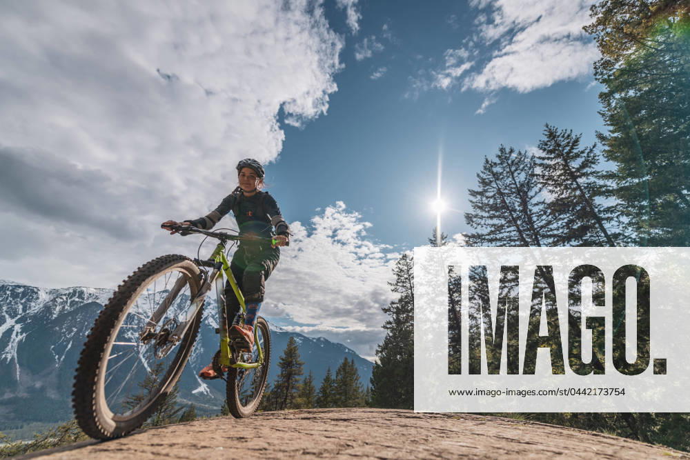 Woman mountain biking with mountains in the background Pemberton, British Columbia, Canada CR_ALEG2402238E-384570-01 ,model released, Symbolfoto