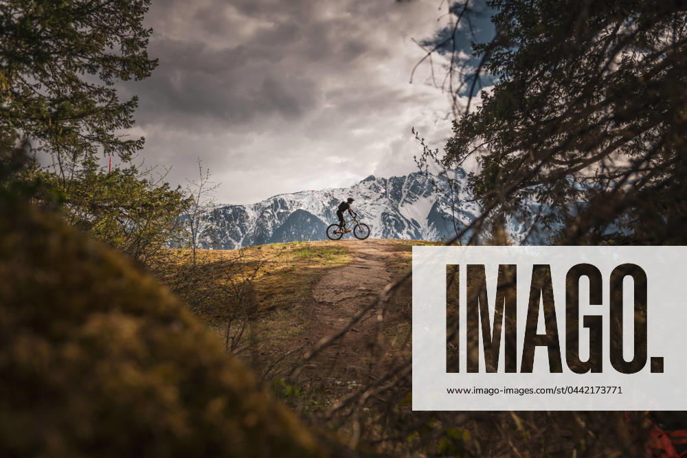 Woman mountain biking with mountains in the background Pemberton, British Columbia, Canada CR_ALEG2402238E-384578-01 ,model released, Symbolfoto