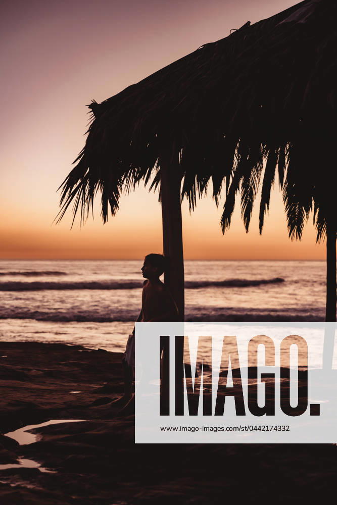 Silhouette of boy with the ocean and sunset in the background San Diego, California, United States CR_CHDO24032266-1361204-01 ,model released, Symbolfoto