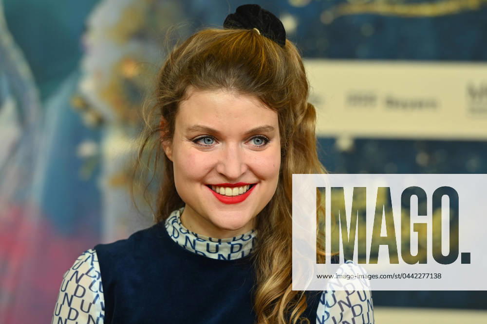 Lara MANDOKI (Schauspielerin), Einzelbild,angeschnittenes Einzelmotiv,Portraet,Portrait,Porträt. Roter Teppich,Red Carpert Weltpremiere von CHANTAL IM MAERCHENLAND am 25.03.2024 im Mathaeser Kino in Muenchen.