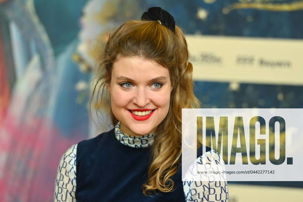 Lara MANDOKI (Schauspielerin), Einzelbild,angeschnittenes Einzelmotiv,Portraet,Portrait,Porträt. Roter Teppich,Red Carpert Weltpremiere von CHANTAL IM MAERCHENLAND am 25.03.2024 im Mathaeser Kino in Muenchen.