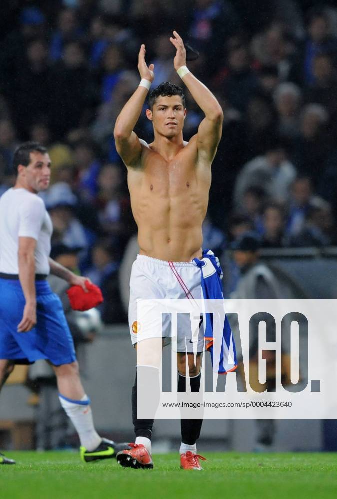 Cristiano Ronaldo (Manchester United) dankt den Anhängern - Fußball EC 1 Herren Champions League 2008 2009, ManU Einzelbild Porto