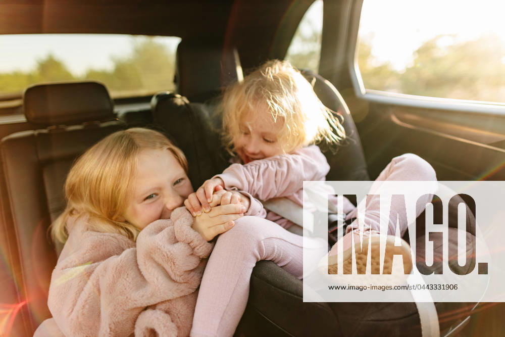 Mädchen,kindersitz,geschwister,autoreise,sitz,sitze,auto ** girl,car seat,siblings,travel,girls,car seats,travels 539-pqf ,model released, Symbolfoto