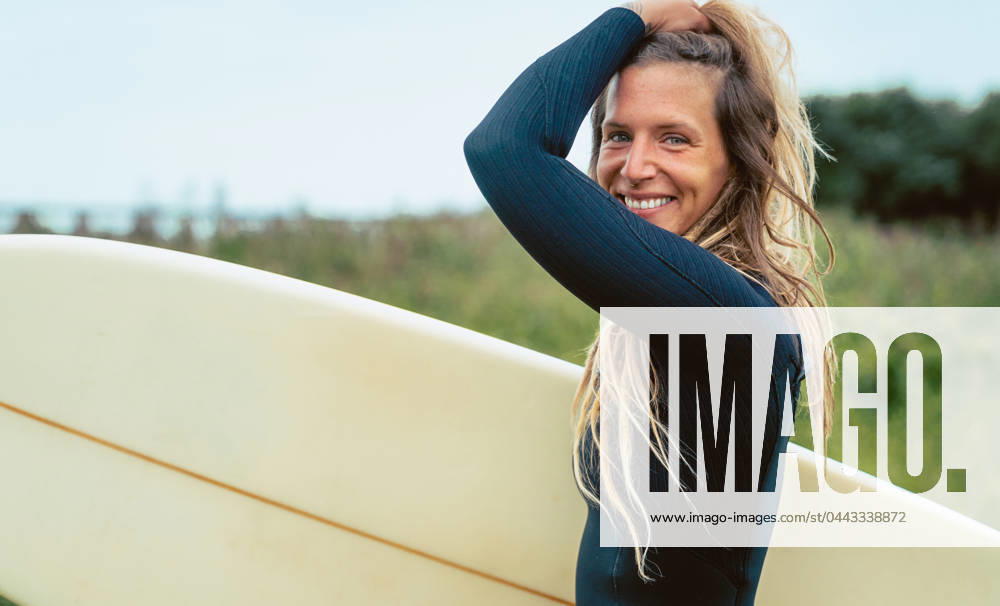 Glücklich,porträt,surfbrett,surferin,glück,glücklichsein,portrait,portraits,porträts,surfboard,surf,surfer,wellenreiten,wellenreiter,wellenreiterin ** happy,portrait,surfboard,surfer,happies,portraits,surfboards,surfers 539-qy6 ,model released, Symbolfoto