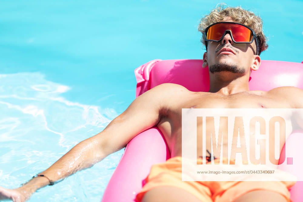 Pool,sonnenbaden,urlauber,schwimmbad,schwimmbecken,swimming pool,swimmingpool,bräunen,sonnen,sonnenbad,tourist,touristen ** pool,sunbathing,holidaymakers,pools,wooden post,sun tanning,sunbaking,tanning,holidaymaker 539-r6r ,model released, Symbolfoto