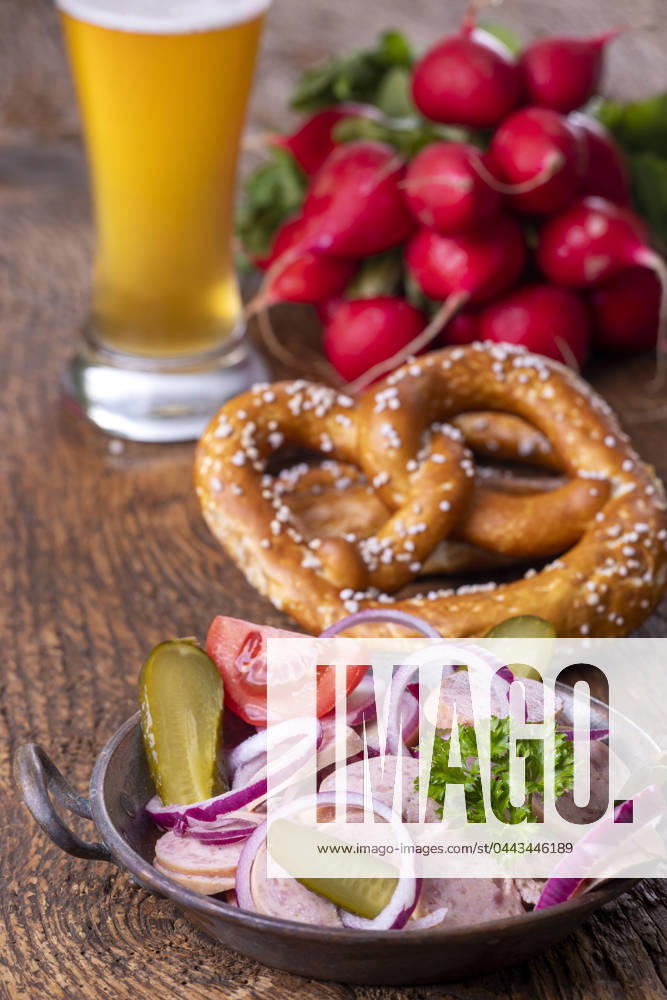 IMAGO Creative, Sommer, Food, Radieschen bayrische küche,wurstsalat,regensburger wurstsalat,bayerisch,bayerische küche,bayrisch,deutsche küche,europäische küche,süddeutsche küche,wurstsalate ** bavarian cuisine,sausage salad,regensburger wurstsalat,bavarian cuisines,bavarian food,sausage salads jb1-p31