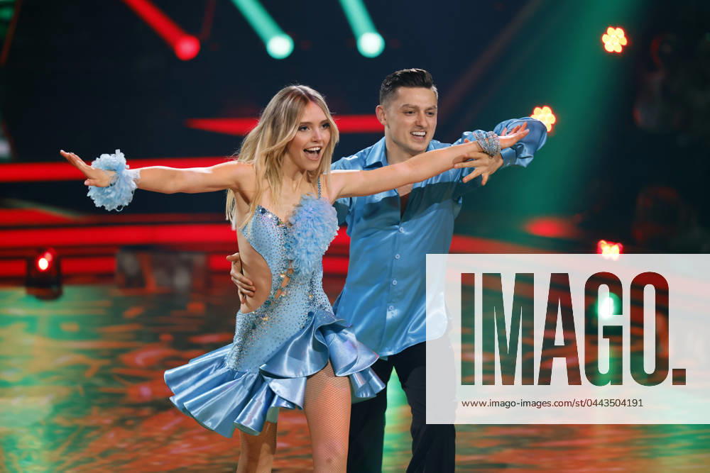 Schauspielerin Lina Larissa Strahl und Tänzer Zsolt Sandor Cseke in der vierten Live-Show bei der 17. Staffel der RTL-Tanzshow Let s Dance im MMC Coloneum. Köln, 22.03.2024 NRW Deutschland