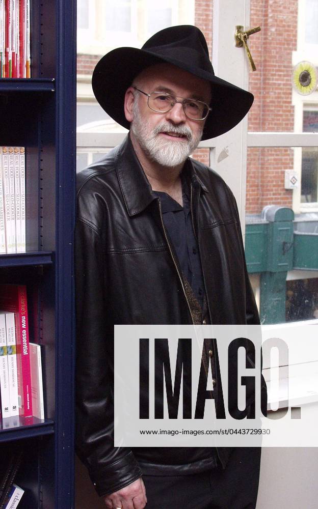 TERRY PRATCHETT SIGNS HIS LATEST BOOK A HATFUL OF SKY AT METHVENS BOOKSHOP IN WINDSOR TERRY PRATCHETT SIGNS HIS LATEST BOOK A HATFUL OF SKY AT METHVENS BOOKSHOP IN WINDSOR. 1 MAY 2004. PICTURES:, Credit:Geoff Swaine Avalon