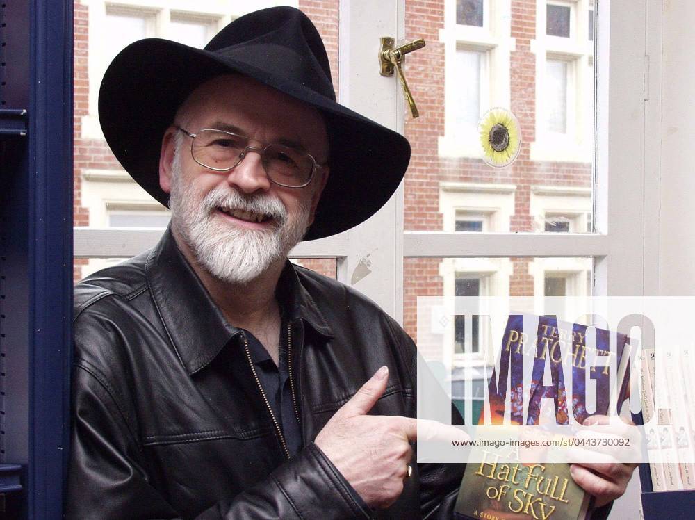 TERRY PRATCHETT SIGNS HIS LATEST BOOK A HATFUL OF SKY AT METHVENS BOOKSHOP IN WINDSOR TERRY PRATCHETT SIGNS HIS LATEST BOOK A HATFUL OF SKY AT METHVENS BOOKSHOP IN WINDSOR. 1 MAY 2004. PICTURES:, Credit:Geoff Swaine Avalon