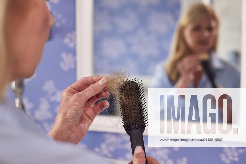 Seniorin,haarbürste,haarausfall,senior,senioren,seniorinnen,bürste,bürsten,haarbürsten,alopezie,haarverlust ** senior,hairbrush,hair loss,elderly,old,seniors,hairbrushs mmq-13zr ,model released, Symbolfoto
