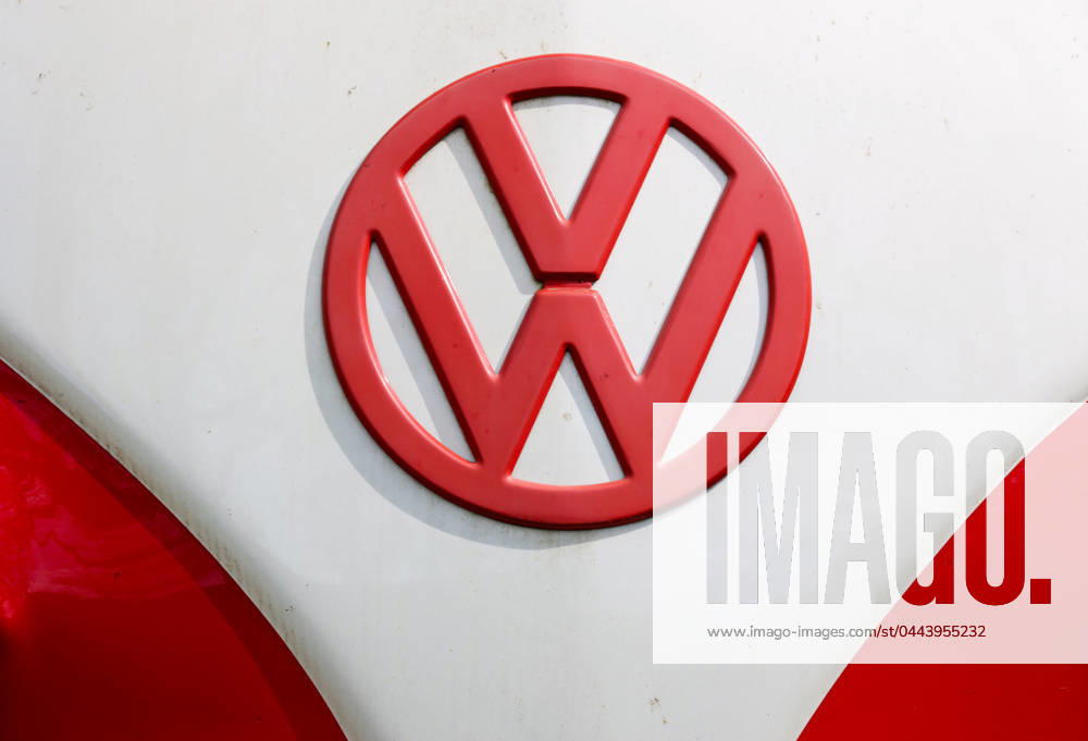 Deutschland, NRW, Autos, Volkswagen, Oldtimer, VW Bulli mit rot-weisser Lackierung, Bus, H-Kennzeichen, rotes VW Logo, Deutschland