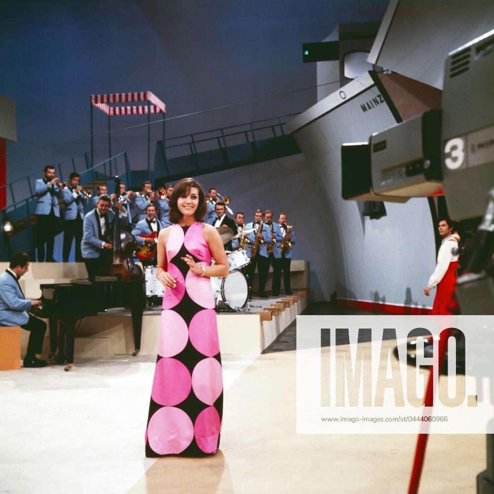 SCHLAGERSHOW Schlagershow im ZDF, 1968, Dorthe, aka Dorthe Kollo, dänische Sängerin, in der Showkulisse bei den Proben vor der Fernsehkamera, dahinter Max Greger mit Band., Mainz Deutschland