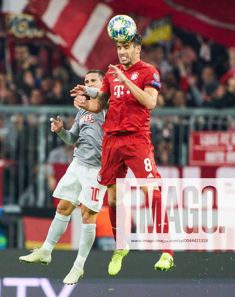 Champions League, Munich-Piraeus, Munich November 6, 2019. Javi MARTINEZ, FCB 8 compete for the ball, tackling, duel, header, zweikampf, action, fight against Daniel PODENCE, Piraeus 10 FC BAYERN MUNICH - OLYMPIACOS PIRAEUS UEFA Football Champions League , Munich, November 06, 2019, Season 2019 2020, group stage ,group B, FCB, Reds, Bavaria, München
