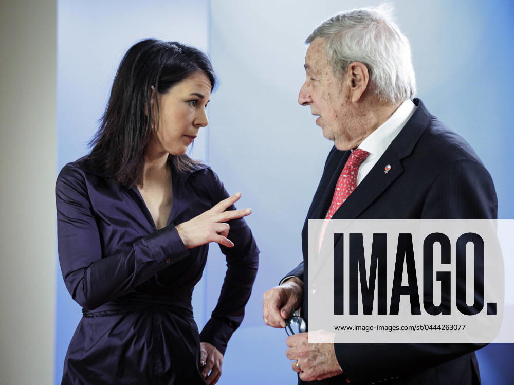 (L-R) Annalena Baerbock, Bundesaussenministerin, und Alberto van Klaveren Stork, Aussenminister von Chile, aufgenommen im Rahmen einer Pressekonferenz nach dem gemeinsamen Gespraech in Berlin, 11.04.2024. Fotografiert im Auftrag des Auswaertigen Amtes. Berlin Deutschland